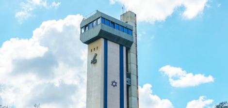 המגדל עם דגל